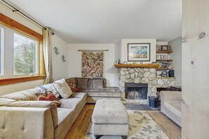 TV, fireplace, DVD player, books - Cozy home w/ wood fireplace, near town - mountain views (Frisco)