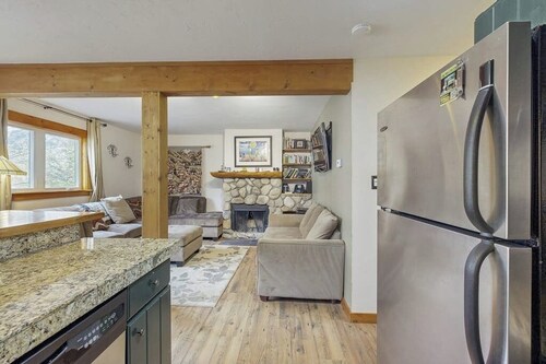 Cozy home w/ wood fireplace, near town - mountain views
