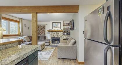 Cozy home w/ wood fireplace, near town - mountain views