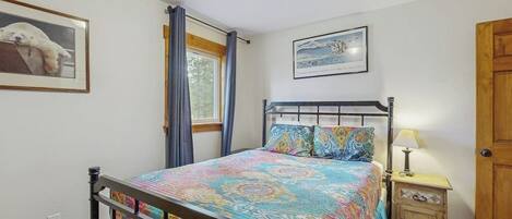 Iron/ironing board, free WiFi, bed sheets