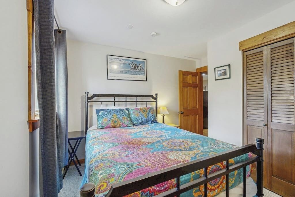Tabla de planchar con plancha, wifi gratis, ropa de cama