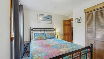 Tabla de planchar con plancha, wifi gratis, ropa de cama