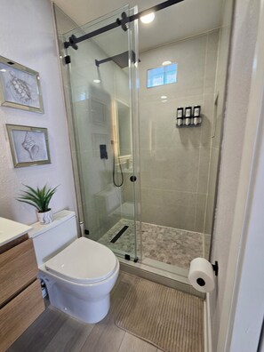 Shower, jetted bath, hair dryer, towels - Welcome to La Casita Modern Studio, PRIME LOCATION (Tampa)