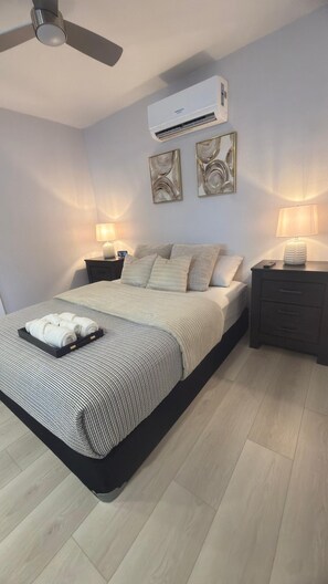 Tabla de planchar con plancha, wifi gratis, ropa de cama