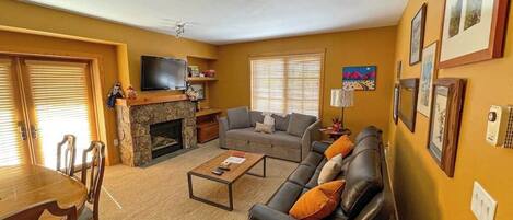 テレビ、暖炉
