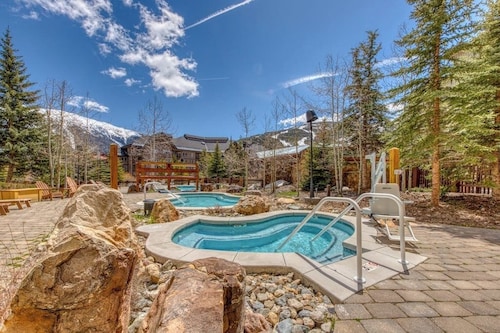 Lovely Two-Bedroom Condo in a Great Location w/ Shared Fitness Center & Hot Tub