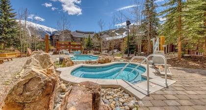Lovely Two-Bedroom Condo in a Great Location w/ Shared Fitness Center & Hot Tub