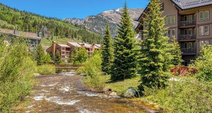 Casual ski studio with mountain views and shared hot tub - close to ski lifts