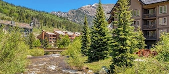 Casual ski studio with mountain views and shared hot tub - close to ski lifts
