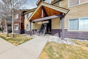 A building with a covered entrance, a staircase, and a sign indicating 'Zionfront Drive.' - Ground-level condo w/ private balcony & shared hot tub - on bus route (Frisco)