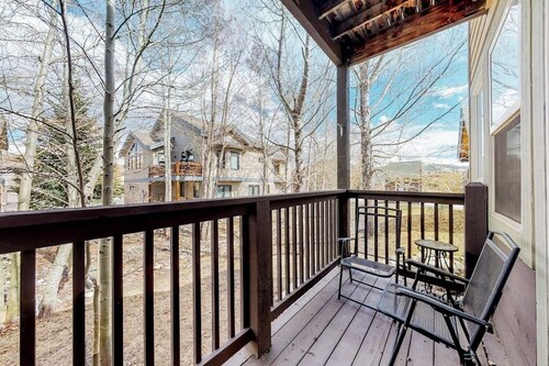 Ground-level condo w/ private balcony & shared hot tub - on bus route