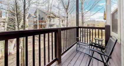 Ground-level condo w/ private balcony & shared hot tub - on bus route