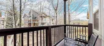 Ground-level condo w/ private balcony & shared hot tub - on bus route