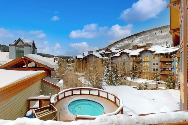Ein Resort mit Pool, Holzhäusern und verschneiter Landschaft.