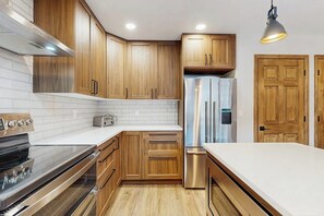 Wasserkocher mit Kaffee-/Teezubehör, Kühlschrank, Mikrowelle, Ofen