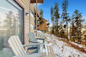 Property grounds - Dog-Friendly Mountain Townhouse w/Private Hot Tub & Deck - Free Shuttle to Lifts (Fraser)