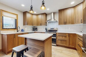 Private kitchen - Dog-Friendly Mountain Townhouse w/Private Hot Tub & Deck - Free Shuttle to Lifts (Fraser)