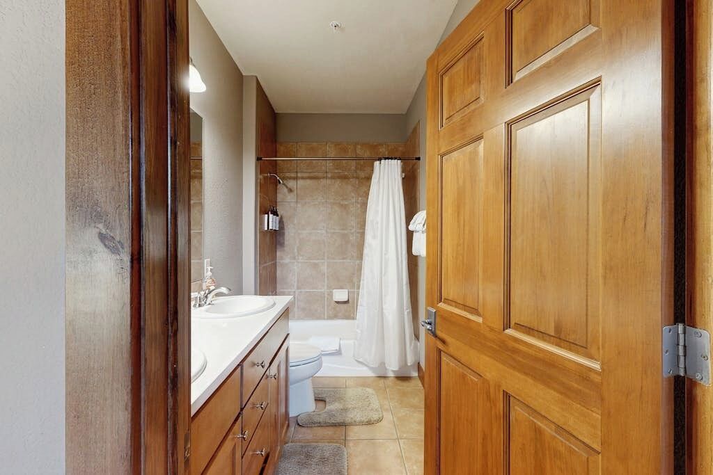 Douche, sèche-cheveux, serviettes fournies