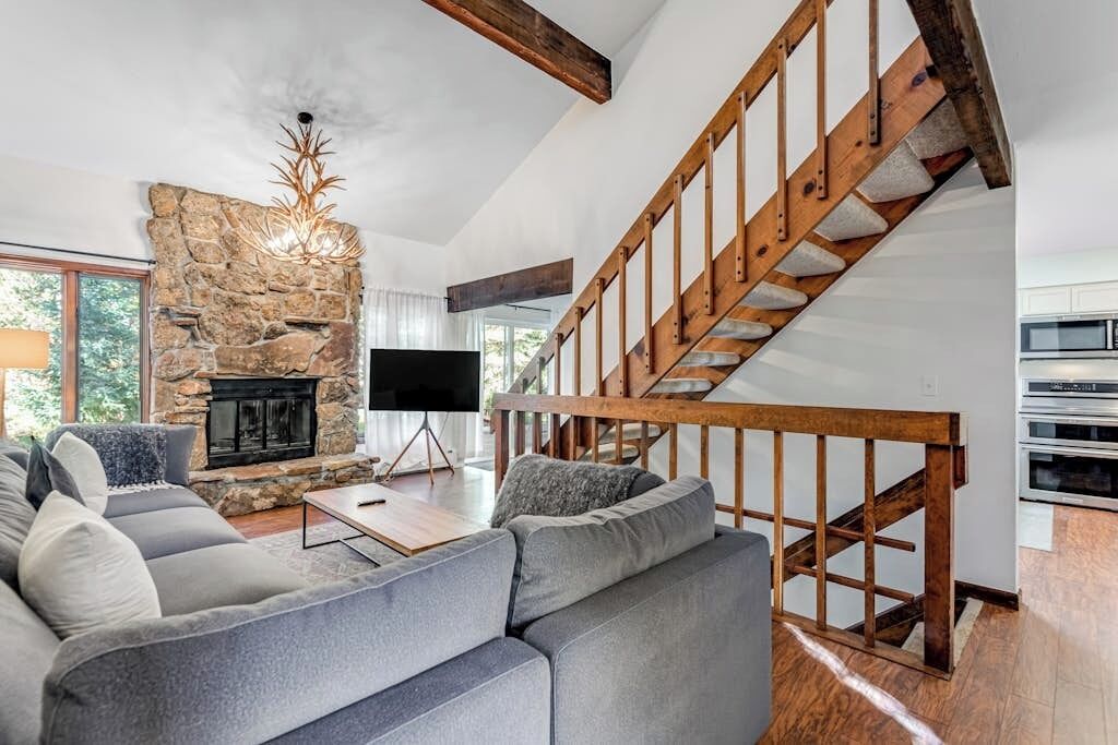 TV, fireplace
