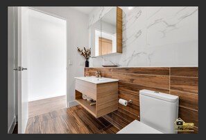 Een douche, een bidet, handdoeken, zeep