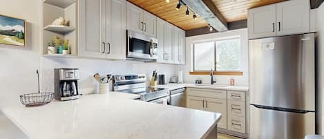 Réfrigérateur, four à micro-ondes, un four, surface de cuisson