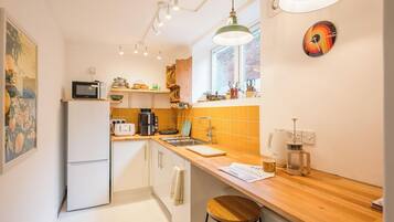 Fridge, microwave, oven, coffee/tea maker