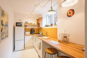 Køleskab, mikrobølgeovn, ovn, kaffe-/temaskine