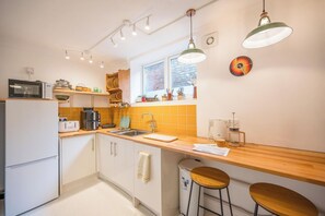 Kjøleskap, mikrobølgeovn, ovn og kaffetrakter/tekoker