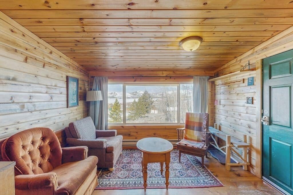 TV, fireplace, DVD player, books