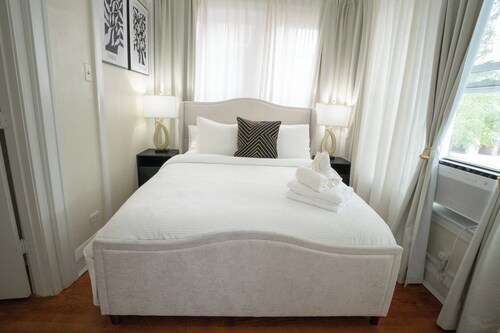 6BR Apt • Workspace • Near Lakefront + Red Line