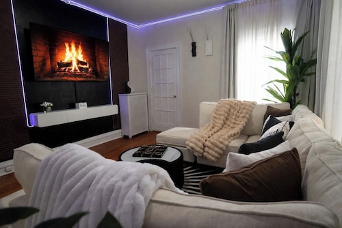 6BR Apt • Workspace • Near Lakefront + Red Line