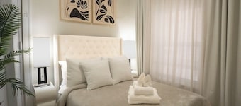 6BR Apt • Workspace • Near Lakefront + Red Line