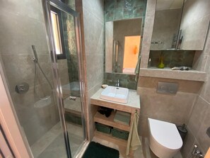 Haartrockner, Handtücher, Seife, Toilettenpapier
