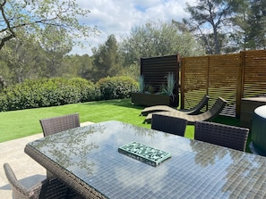 Outdoor dining - Vrbo Property (Aix-en-Provence)