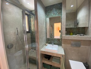 Hair dryer, towels, soap, toilet paper - Vrbo Property (Aix-en-Provence)