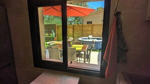 Outdoor dining - Vrbo Property (Aix-en-Provence)