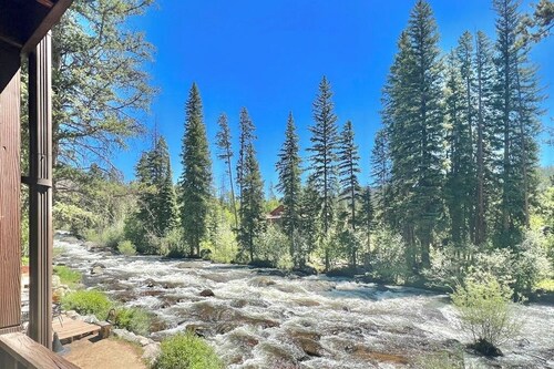 Riverfront retreat with a full kitchen, kitchenette, fireplace, & washer/dryer