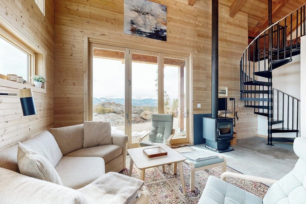 Modern Off Grid Cabin With Stocked Kitchen & Private Mountain View- Dog Friendly - Granby, CO