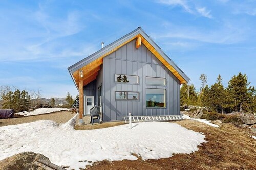 Modern off grid cabin with stocked kitchen & private mountain view- dog friendly