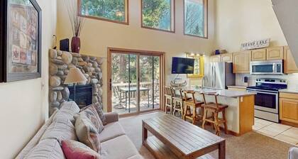 Airy & bright retreat w/ private balcony, great location, & gas fireplace