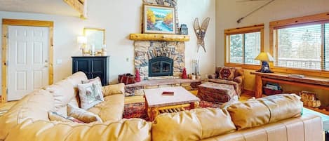 Televisión, chimenea, tenis de mesa y videoteca