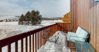 Spacious townhome with a scenic deck, grill & washer/dryer - near the lake