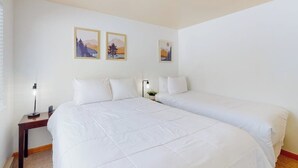 A room with two beds, a nightstand with a lamp, and three framed pictures on the wall. - Spacious townhome with a scenic deck, grill & washer/dryer - near the lake (Grand Lake)
