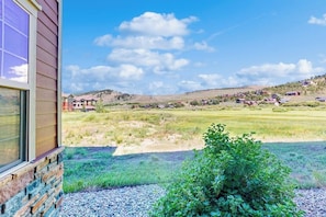 Blick auf eine ländliche Landschaft mit Häusern und blauem Himmel.