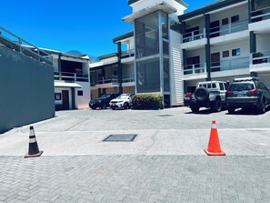 Exterior - Flamingo Beach 2 BD Condo Near Marina (Flamingo)