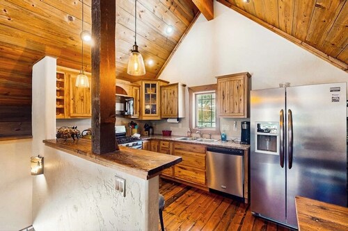 Quaint updated cabin with mountain views, dog-friendly, BBQ grill
