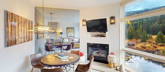Top-floor condo with spectacular views - waterfront on Snake River