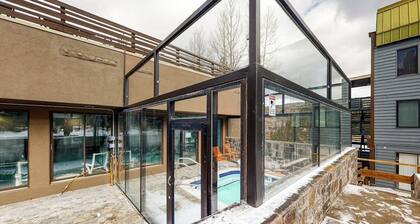 Downtown Condo w/ Shared Pool/ Hot Tub/ W/D & WiFi - Free Shuttle WP Resort