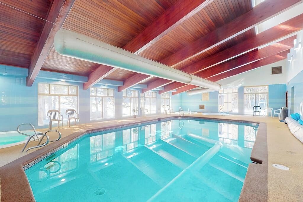 Una piscina cubierta, una piscina climatizada