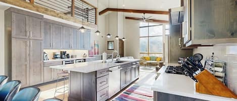Réfrigérateur, four à micro-ondes, un four, surface de cuisson